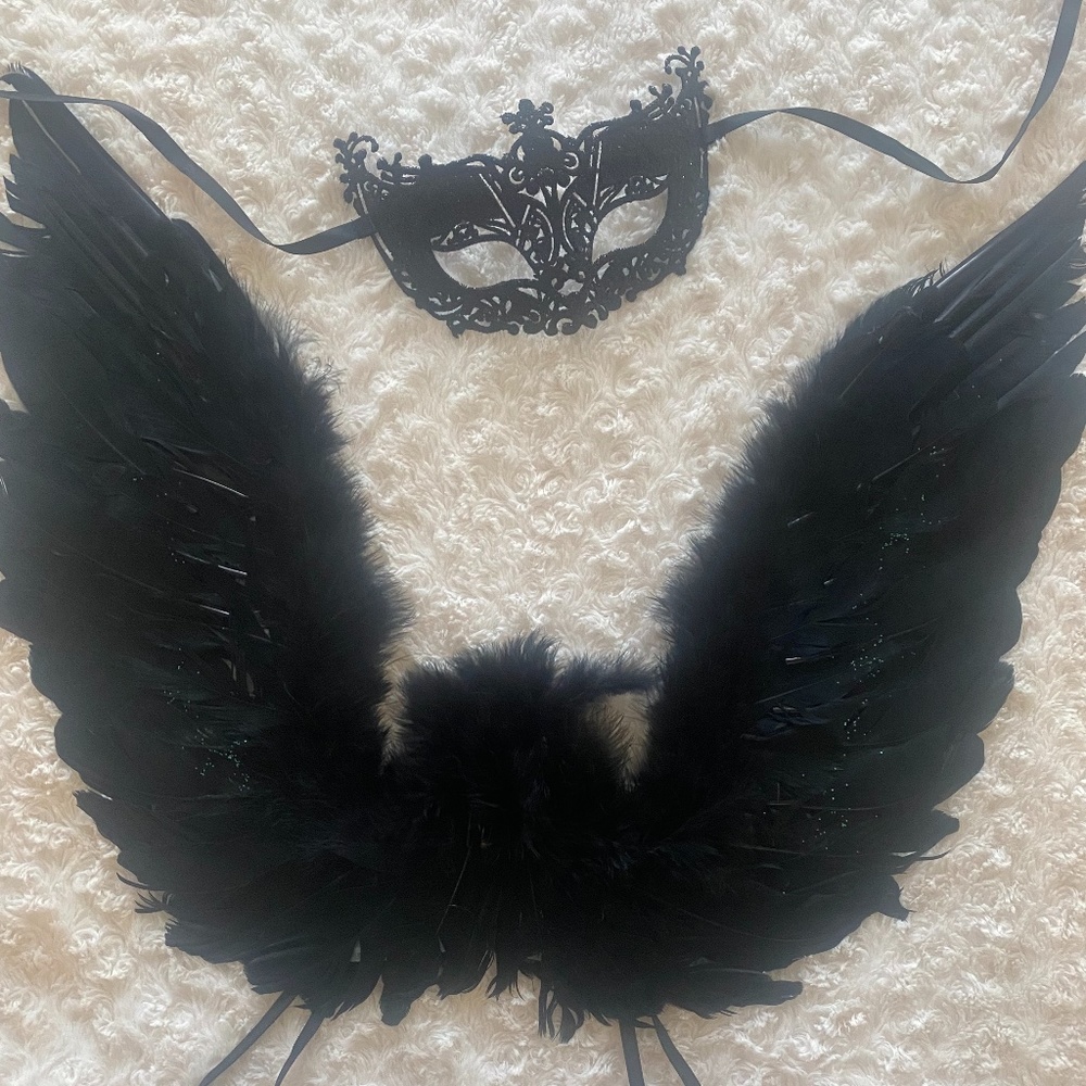 Real black feather wings and mask 🖤🎃